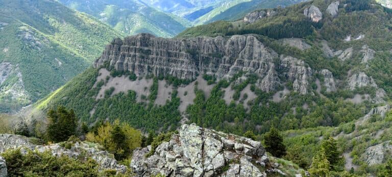 Гребенаря и връх Гребенарова чука в Родопите